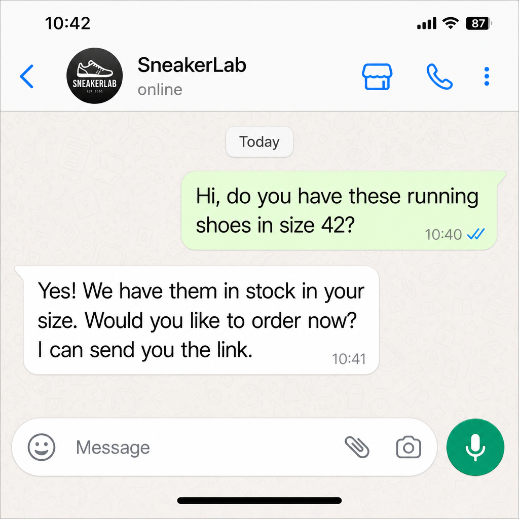 Chat di WhatsApp con un brand di scarpe: un cliente chiede informazioni su un paio di scarpe e il brand risponde con le informazioni sulla disponibilità e un link per l'acquisto